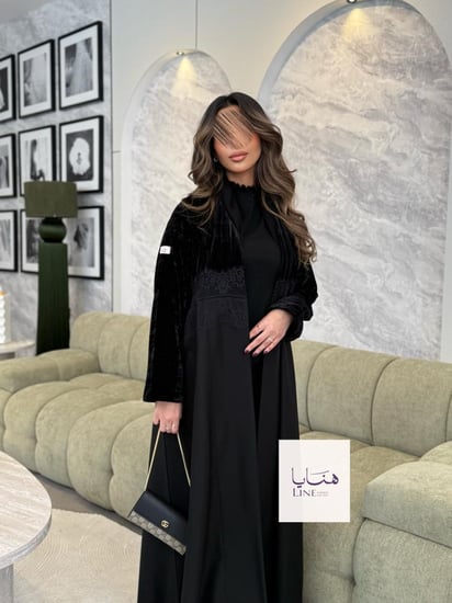 عباية لورين مخمل كوري مكسر مع كريب باربي مزين بدانتل