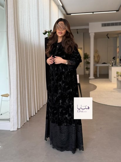 عباية وتين بقماش مخمل كوري اسود مع فضي تدخيلات دانتيل