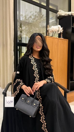 عباية الفاتنه بقماش كريب ملكي مزين بكلفه مطرزه ذهبي