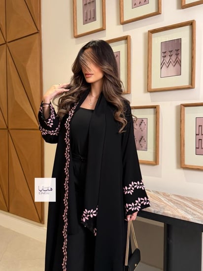 عباية الفاتنه بقماش كريب ملكي مزين بكلفه مطرزه وردي