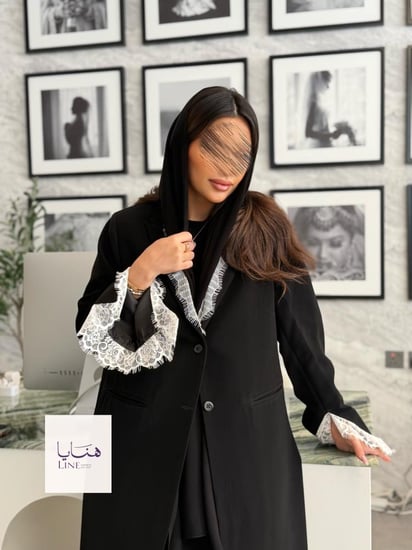 عباية جادي بلايزر بقماش كريب ايطالي اسود مع دانتيل ابيض