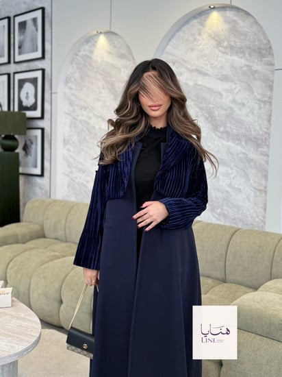 عباية هيلينا بقماش جوخ مع جاكيت مخمل متصل كحلي