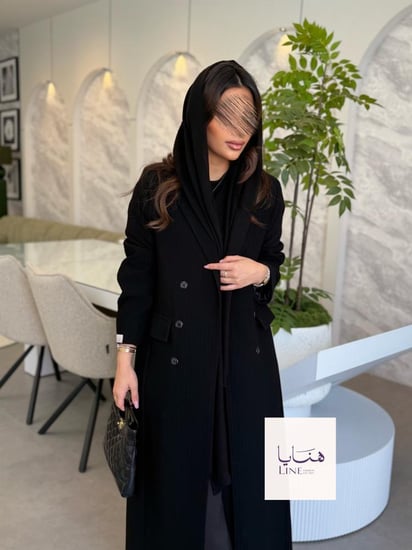 عباية مشرقة بلايز بقماش شاكيرا مقلم اسود فاحم