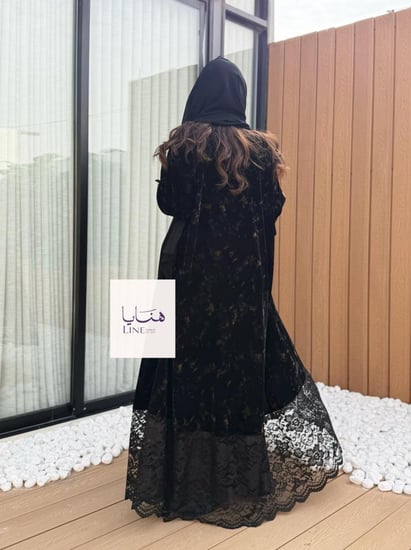 عباية وتين بقماش مخمل كوري اسود مع ذهبي تدخيلات دانتيل