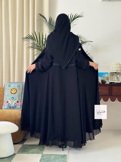 عباية حنين بقماش رموش مع طبقه شيفون مزين بكلفه شك اسود