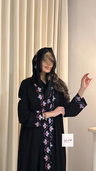 عباية اماني بقماش كريب ملكي اسود تطريز ملون