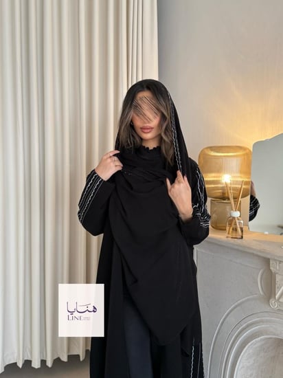 عباية نيفا نص كلوش قماش كريب نصف القمر اسود مع قيطان️