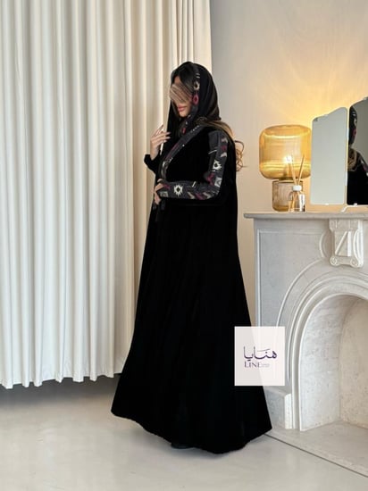 عباية هاله بقماش مخمل مع روكاما مطرز عنابي