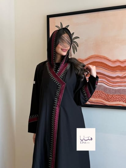 عباية مُهابة بقماش كريب الاناقة تدخيلات تطريز عنابي