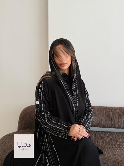 عباية نيفا نص كلوش قماش كريب نصف القمر اسود مع قيطان️