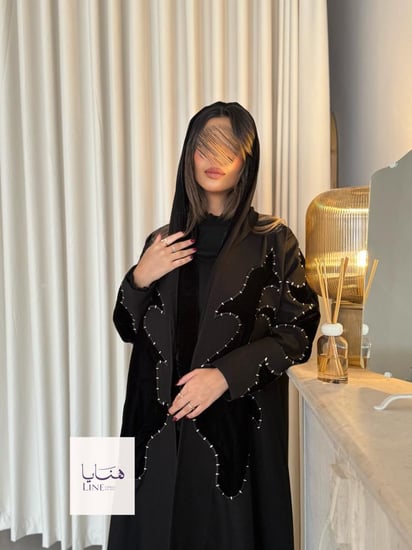 عباية بلانكا بقماش كتان مع تدخيلات تطريز مخمل