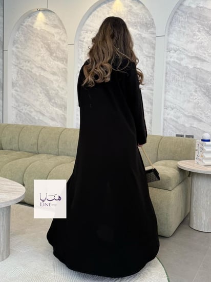 عباية لوسيا بقماش كريب ملكي تطريز المخمل عنابي