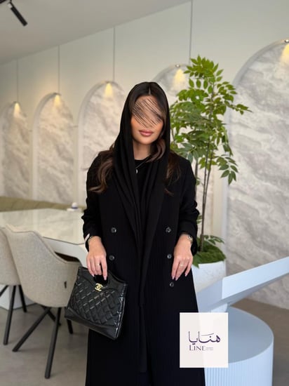عباية مشرقة بلايز بقماش شاكيرا مقلم اسود فاحم