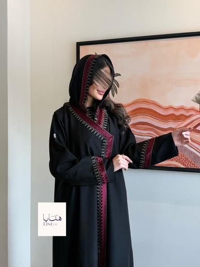 عباية مُهابة بقماش كريب الاناقة تدخيلات تطريز عنابي