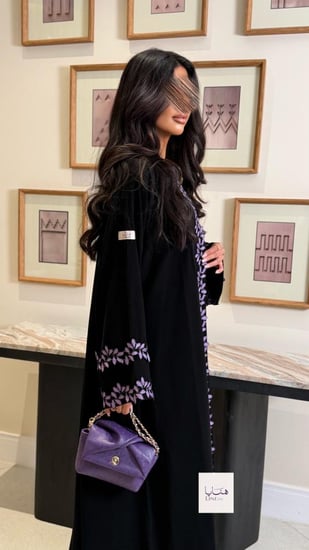 عباية الفاتنه بقماش كريب ملكي مزين بكلفه مطرزه بنفسجي