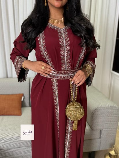 جلابية لمياء تطريز الامام مع ربطه خصر مطرزه مع تطريز خيالي بالكم عنابي