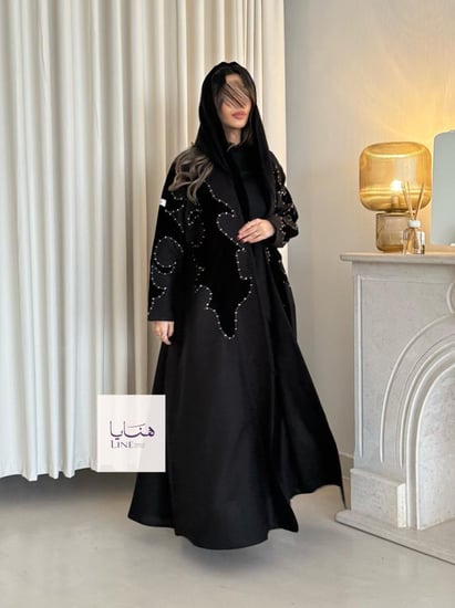 عباية بلانكا بقماش كتان مع تدخيلات تطريز مخمل