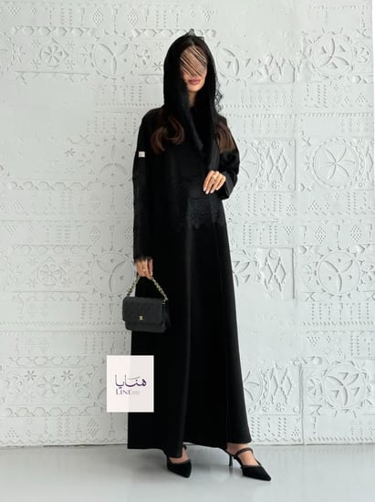 عباية سجايا بقماش كريب كتان وباربي مع دانتيل اسود