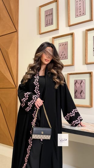 عباية الفاتنه بقماش كريب ملكي مزين بكلفه مطرزه وردي