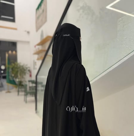 طرحة وسط اطراف ملكي سادة