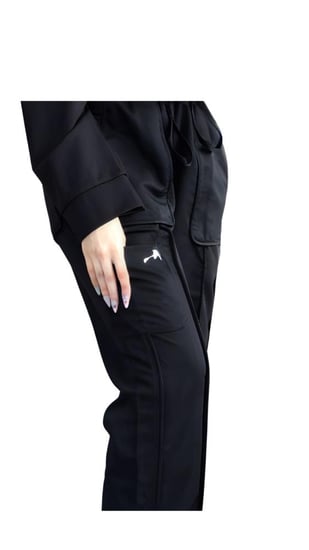 بنطلون أسود بتصميم عملي مريح