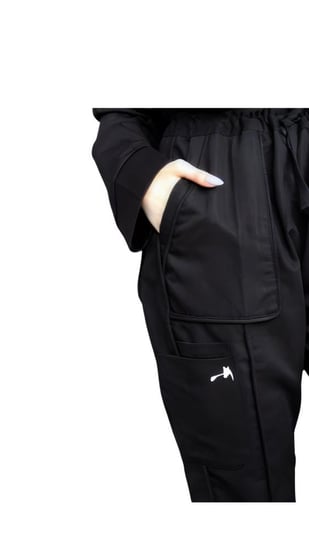 بنطلون أسود بتصميم عملي مريح