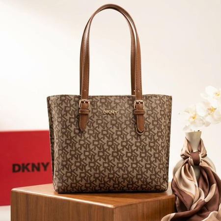 حقيبة يد نسائية من DKNY – تصميم أنيق بنقشة المونوغرام  . ماستر كوالتي
