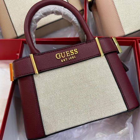 حقيبة نسائية أنيقة ثنائية اللون من GUESS بتفاصيل ذهبية فاخرة