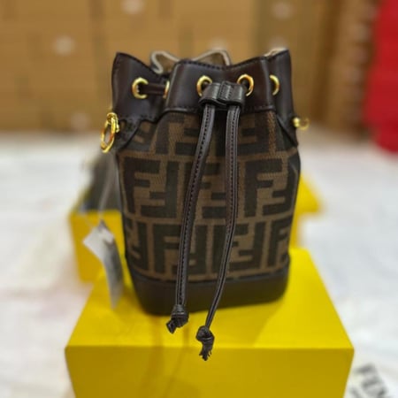 حقيبة باكيت نسائية فاخرة من Fendi بنقشة FF الأيقونية ماستر كوالتي