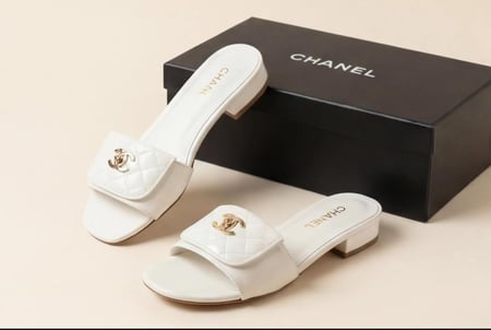 سليبر نسائي فاخر من شانيل CHANEL تصميم أنيق يبرز أنوثتك بأسلوب راقٍ ماستر كوالتي