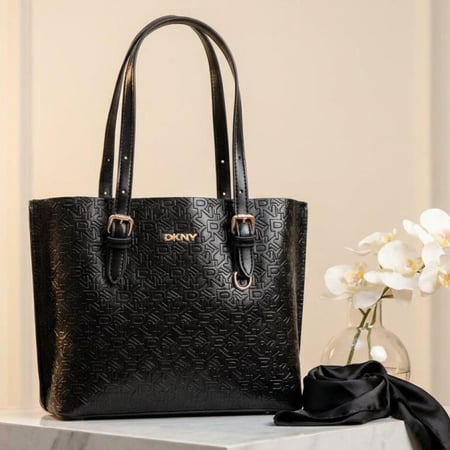حقيبة يد نسائية من DKNY – تصميم أنيق بنقشة المونوغرام  . ماستر كوالتي
