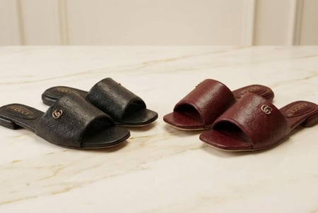 سليبر نسائي من جوتشي GUCCI بتصميم كلاسيكي بنقشة GG