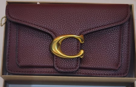 حقيبة كوتش تابي بلون عنّابي وتصميم عصري أنيق . ماستر كوالتي