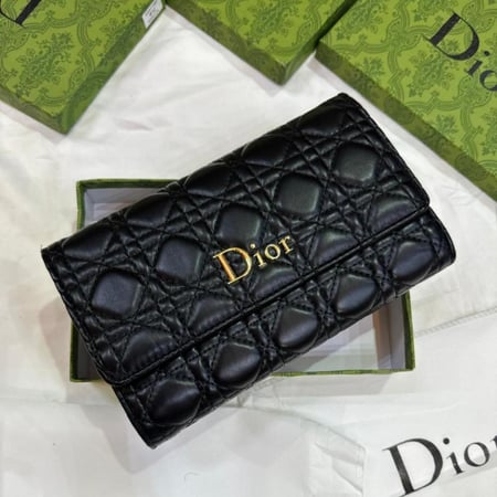 محفظة ديور فاخرة بتصميم أنيق و شعار حرف D المميز ماستر كوالي