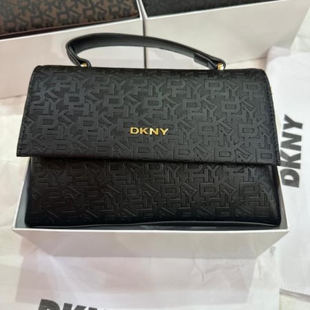 حقيبة دكني أنيقة بتصميم عصري و نقشة الشعار المميزه ماستر كوالتي