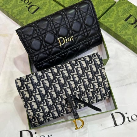 محفظة ديور فاخرة بتصميم أنيق و شعار حرف D المميز ماستر كوالي