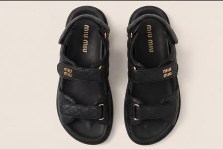 صندل Miu Miu النسائي – تصميم فاخر وأنيق ماستر كوالتي