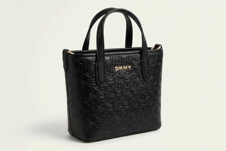 شنط يد من DKNY تصميم أنيق بلمسة عصرية . ماستر كوالتي