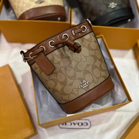 حقيبة باكيت نسائية أنيقة من Coach بنقشة Signature الكلاسيكية ماستر كوالتي