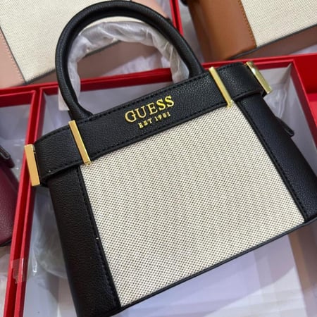 حقيبة نسائية أنيقة ثنائية اللون من GUESS بتفاصيل ذهبية فاخرة