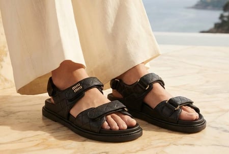 صندل Miu Miu النسائي – تصميم فاخر وأنيق ماستر كوالتي