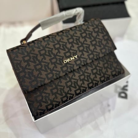 حقيبة دكني أنيقة بتصميم عصري و نقشة الشعار المميزه ماستر كوالتي