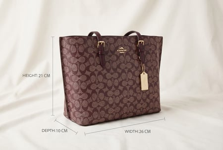 حقيبة COACH الكبيرة بطابع فاخر ونقشة توقيعية مميزة . ماستر كوالتي