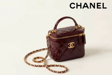 حقيبة شانيل CHANEL مربعة بتصميم ماسي . ماستر كوالتي