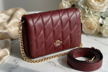 حقيبة كوتش النسائية – جلد مبطن بسلسلة ذهبية . ماستر كوالتي