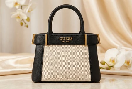 حقيبة نسائية أنيقة ثنائية اللون من GUESS بتفاصيل ذهبية فاخرة