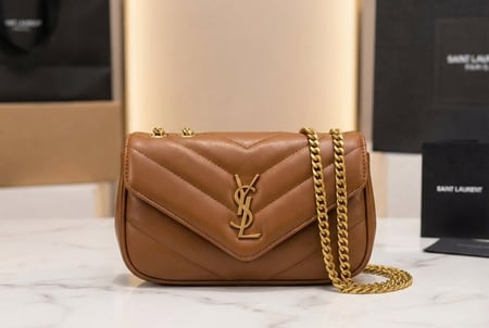 حقيبة سان لوران بتصميم أنيق يجسد الفخامة الباريسية بأسلوب عصري راقٍ ماستر كوالتي