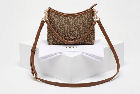 حقيبة دكني يد نسائية DKNY – تصميم عصري بنقشة أيقونية ماستر كوالتي