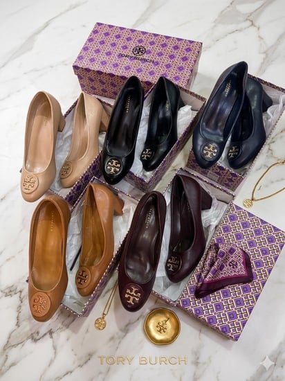 كعب نسائي أنيق من Tory Burch بتصميم كلاسيكي وشعار معدني مميز ماستر كوالتي