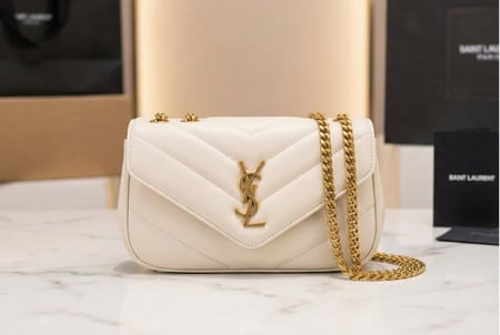 حقيبة سان لوران بتصميم أنيق يجسد الفخامة الباريسية بأسلوب عصري راقٍ ماستر كوالتي